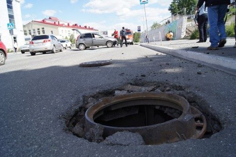 64-летняя пенсионерка провалилась в канализационный люк в Усть-Илимске
