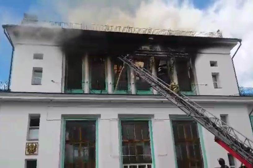 25 человек эвакуировались из здания речного вокзала во время пожара в Усть-Куте
