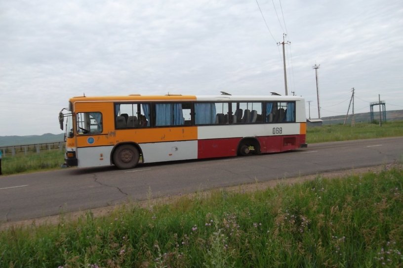 Колесо пассажирского автобуса отлетело во встречный УАЗ в Краснокаменске