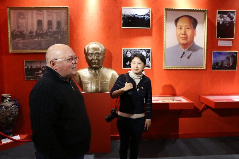 Директор музея в Чите рассказал агентству «Синьхуа» о подаренной Мао Цзэдуном вазе 