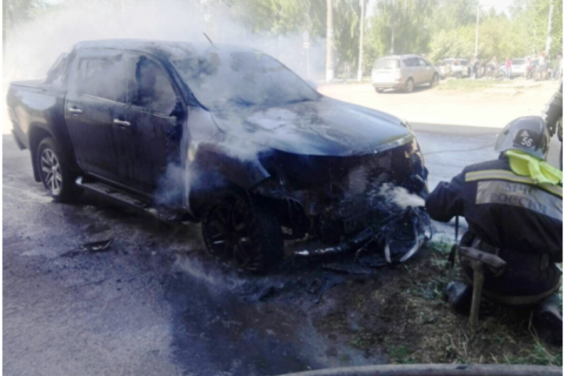 Двое неизвестных подожгли Toyota Hilux главы управляющей компании в Усолье-Сибирском
