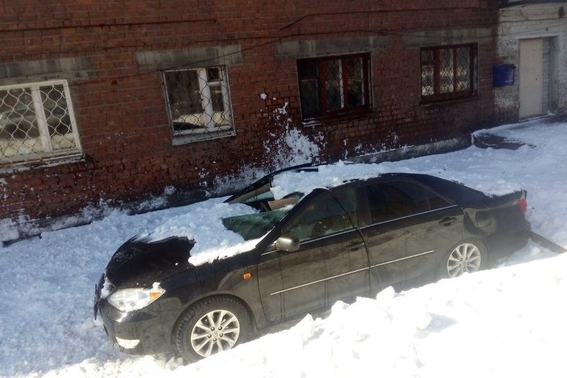 Упавший с крыши общежития в Иркутске снег раздавил стоявшую внизу Toyota