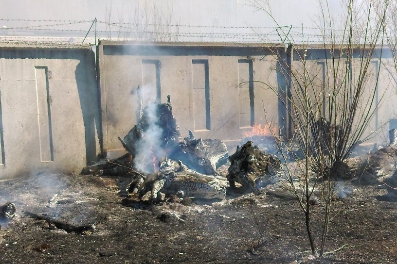 Мусор горел у подземной стоянки напротив ТЦ «Новосити» в Чите